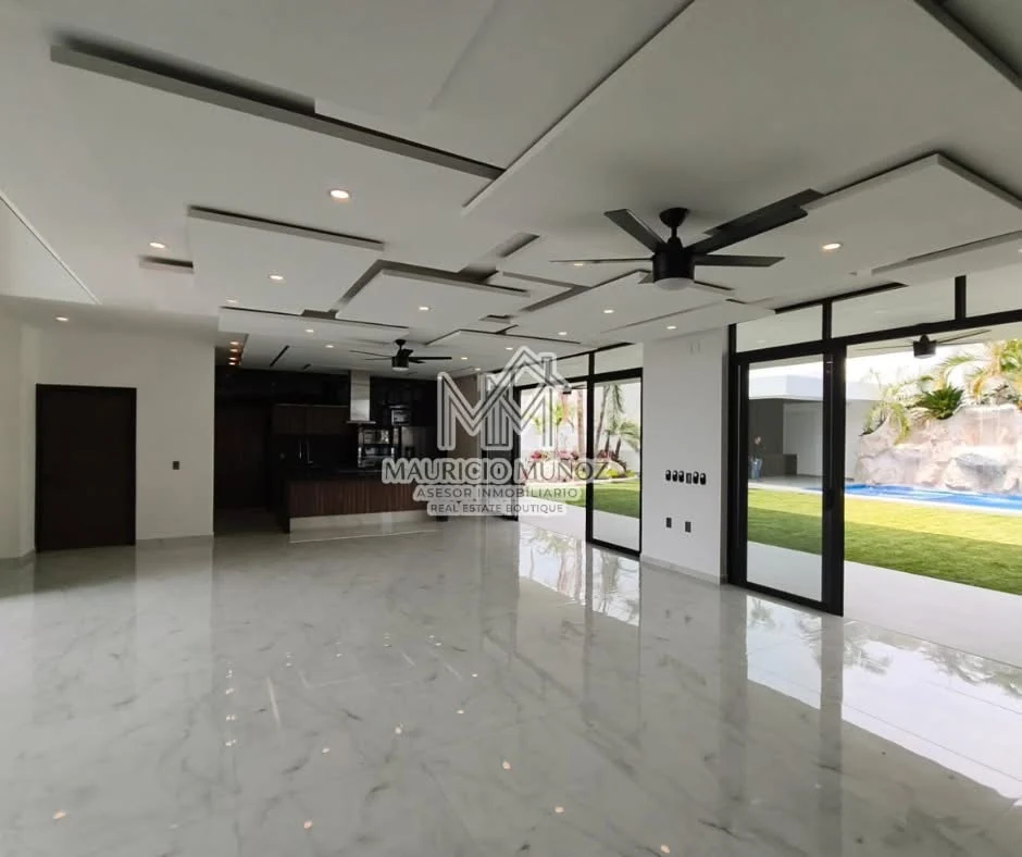 Sala abierta con grandes ventanales
