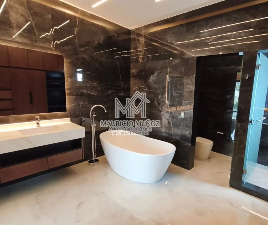 Baño con bañera exenta